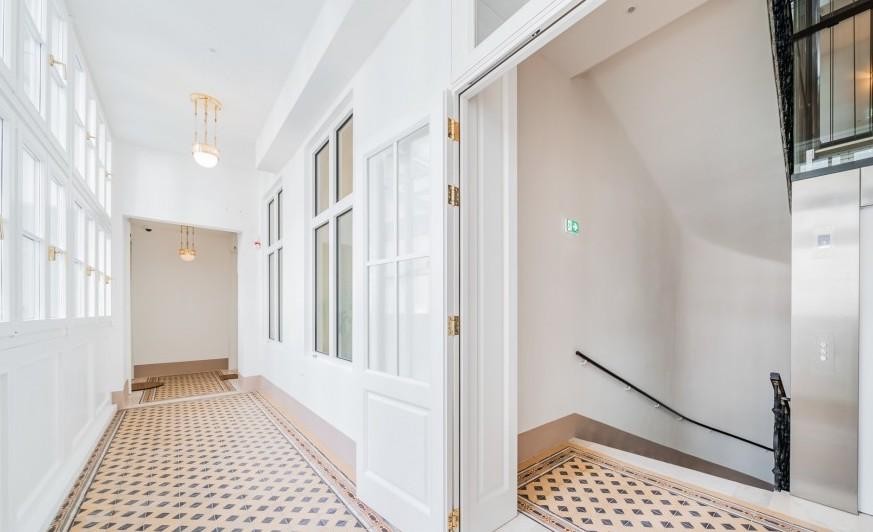 Thomas Immobilien - Elegantes LUXUS Penthouse in repräsentativem Altbau  