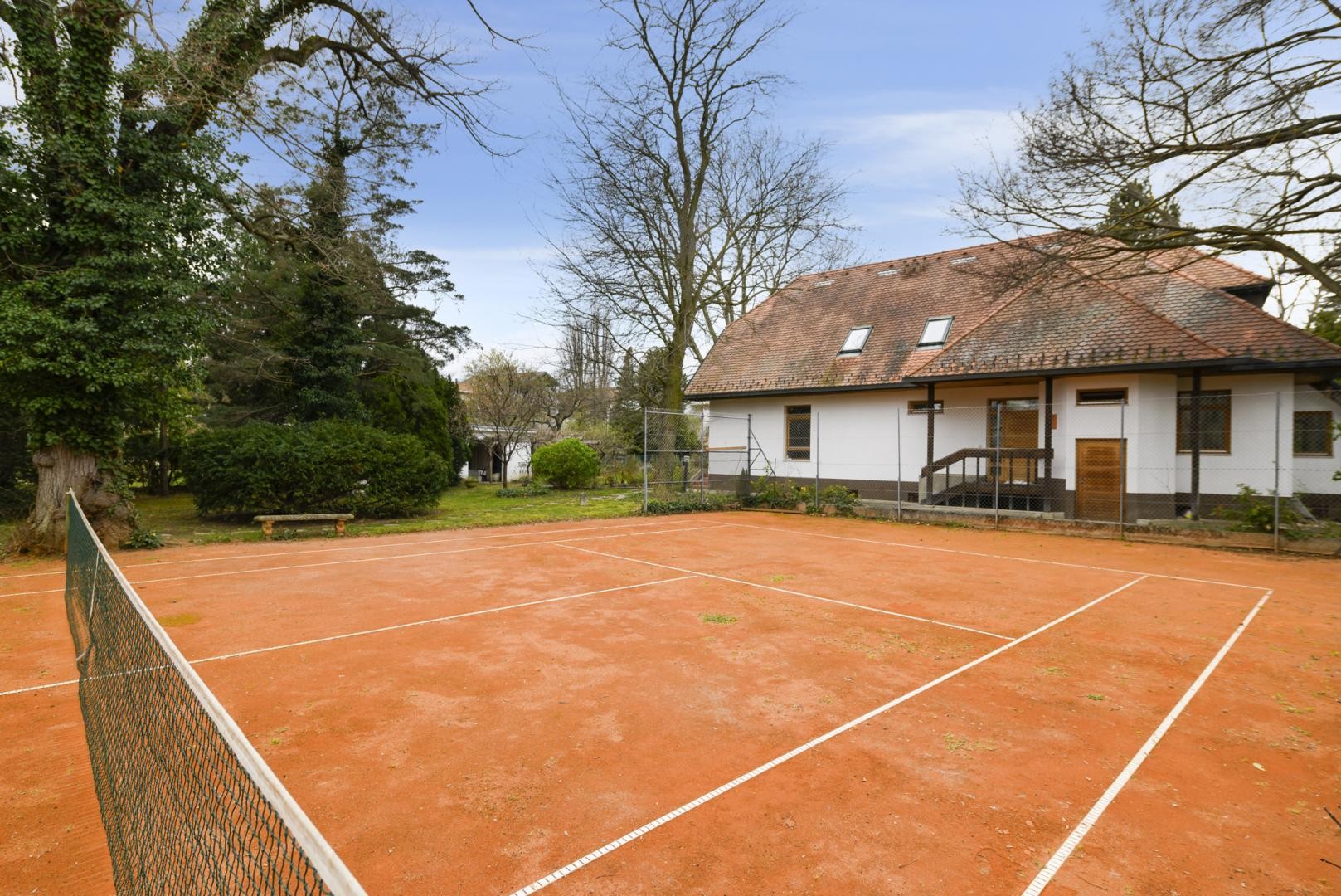 Thomas Immobilien- Ruheoase in bester Villenlage mit eigenem Tennisplatz, Pool und großzügigem Garten